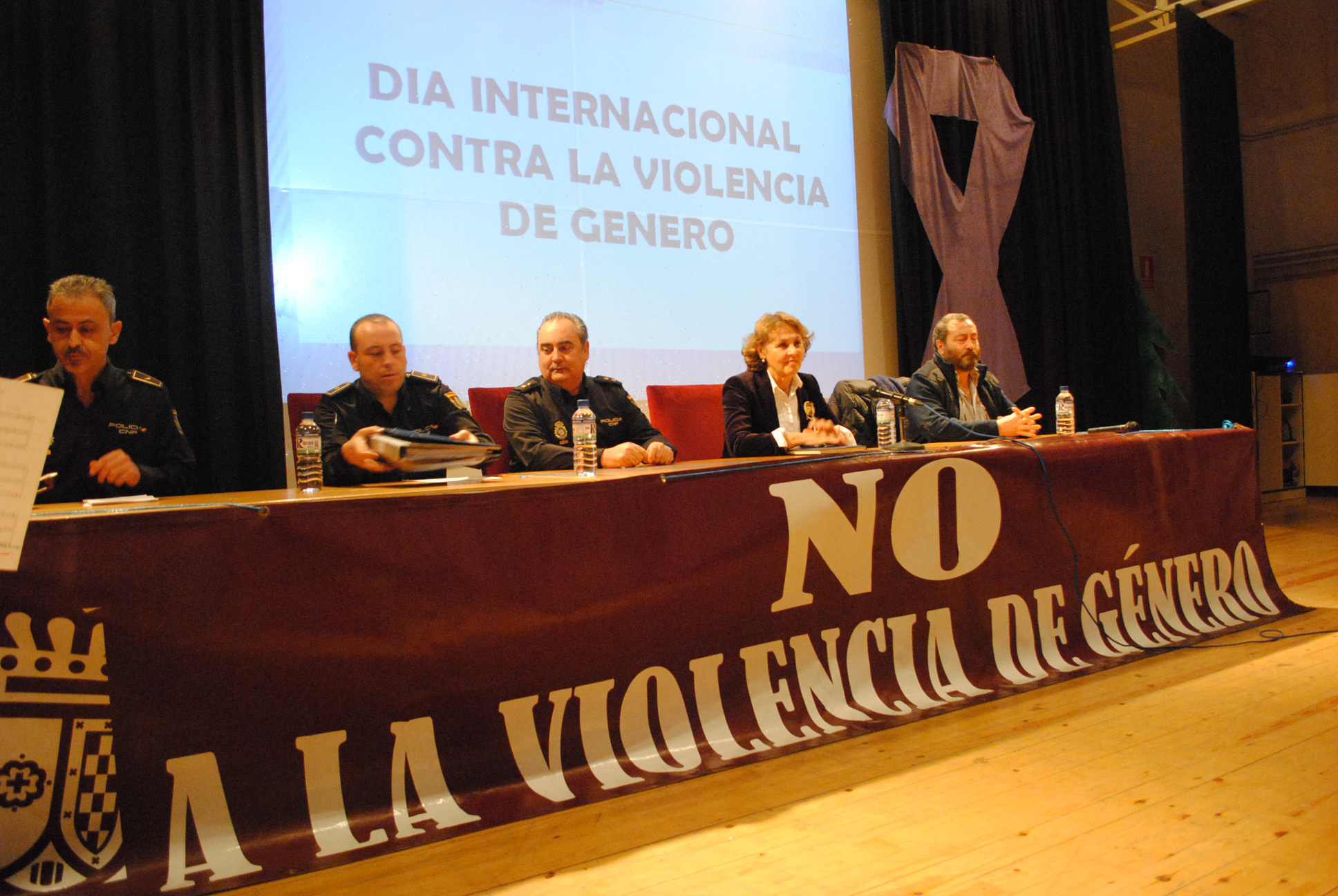 El acto contra la violencia de género reúne en Valdepeñas a 300 jóvenes para hacerles reflexionar