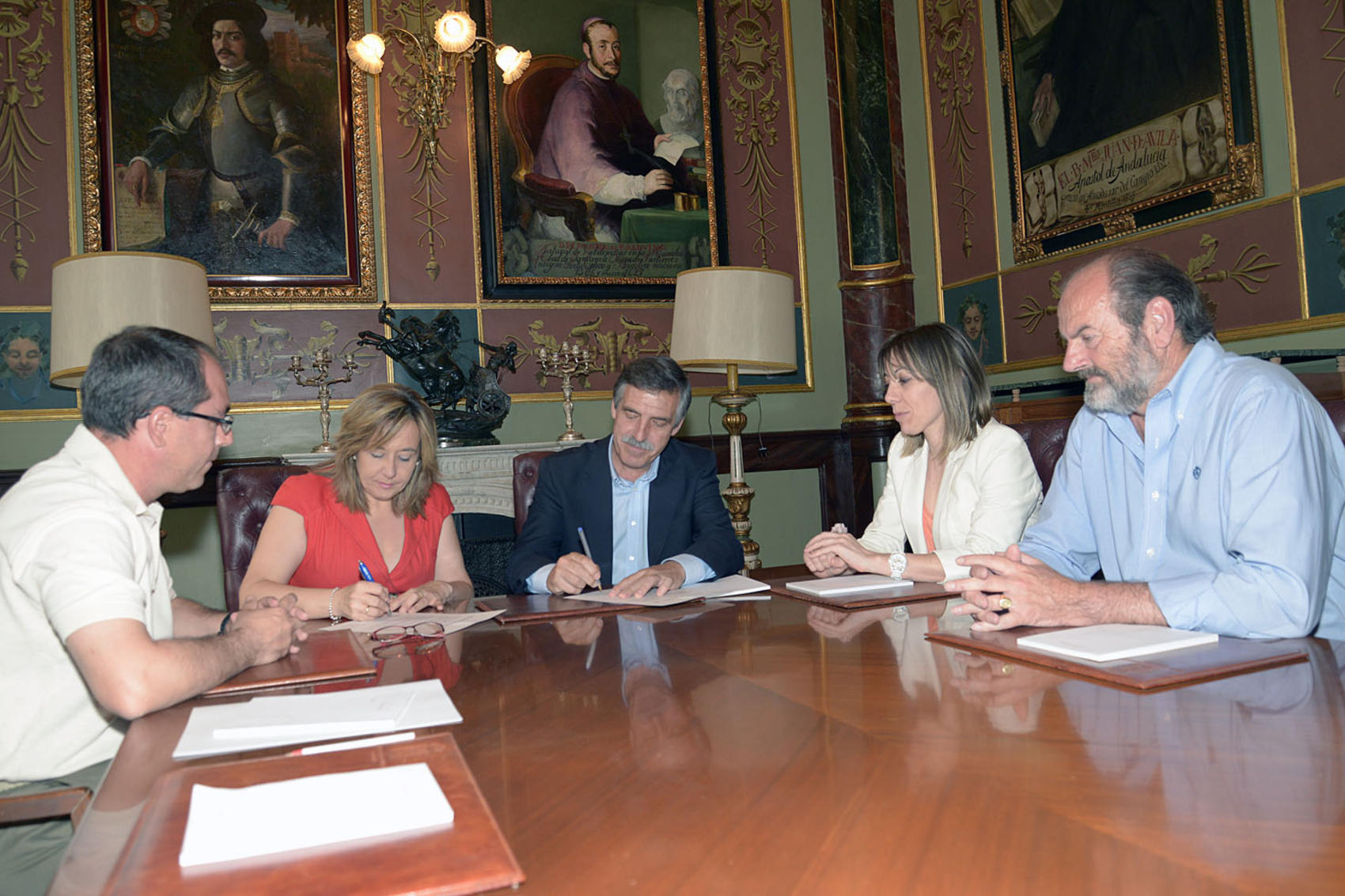 La Vicepresidenta Jacinta Monroy ha entregado el archivo municipal de Almadén