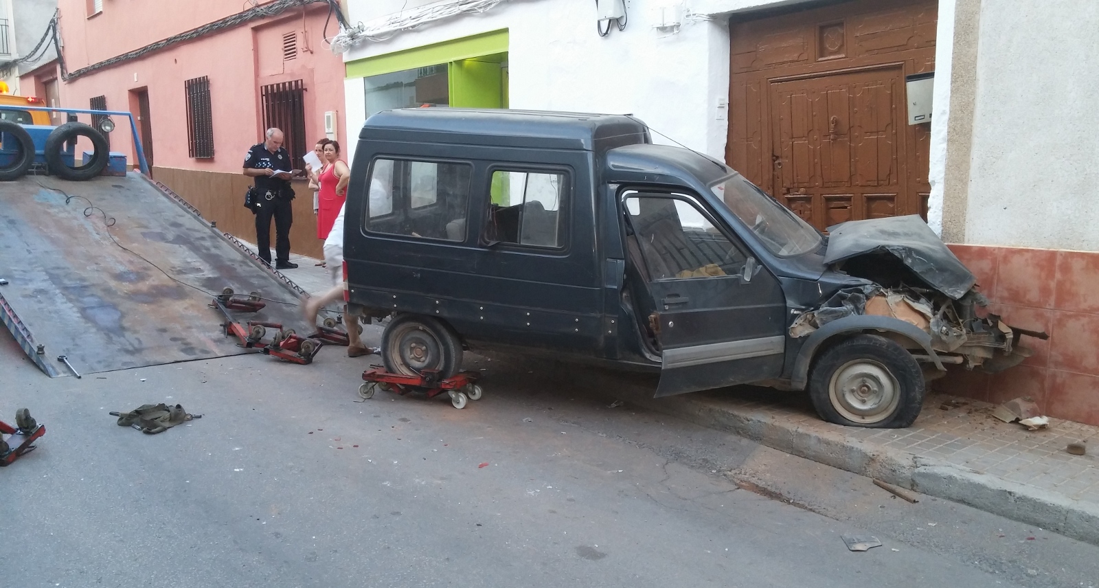 Una furgoneta se empotra contra una vivienda de la calle Barranco Santa María de Daimiel