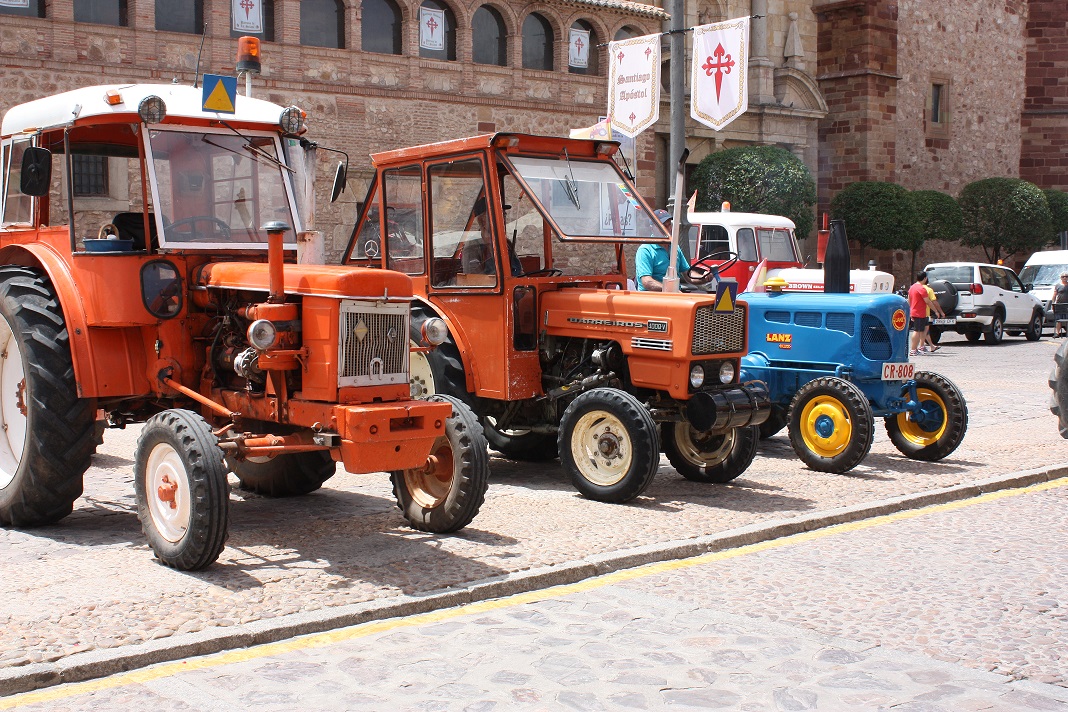 Una docena de tractores participaron en esta concentración con vehículos de más de treinta años