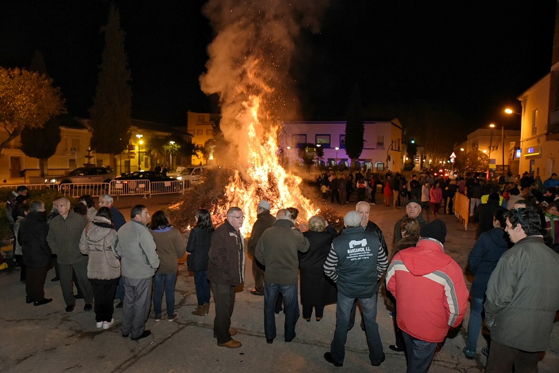 Las hogueras de San Antón iluminan las calles de Argamasilla de Alba