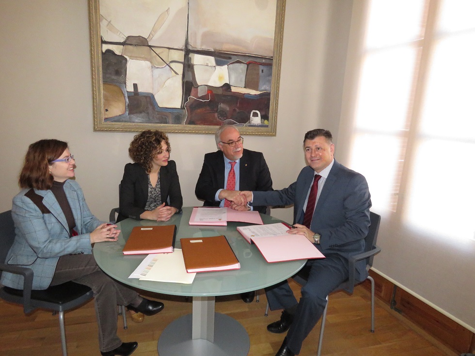 El ayuntamiento de Manzanares y COCEMFE Ciudad Real firman un convenio para desarrollar acciones de inserción socio-laboral