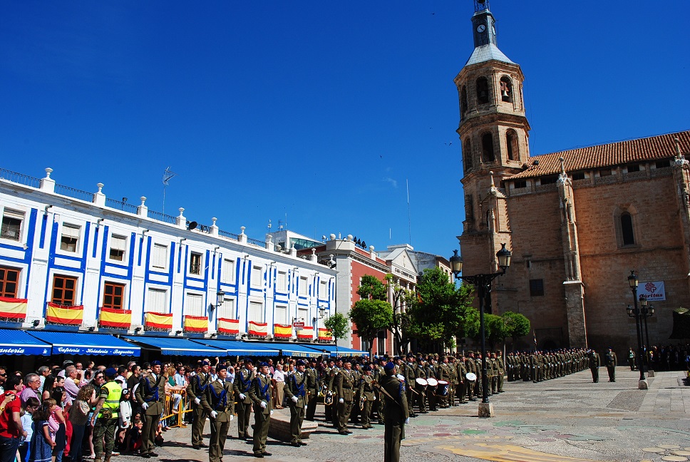 Valdepeñas rinde honor al símbolo de España y a la unidad