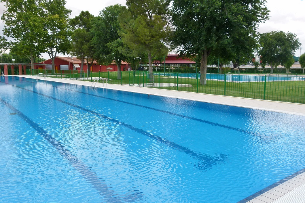 La piscina de verano de Manzanares inicia la temporada con entradas y abonos más baratos