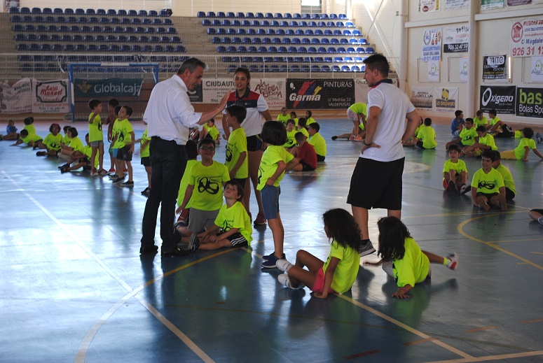 El alcalde clausuró el primer turno del Campus Polideportivo Municipal de Valdepeñas