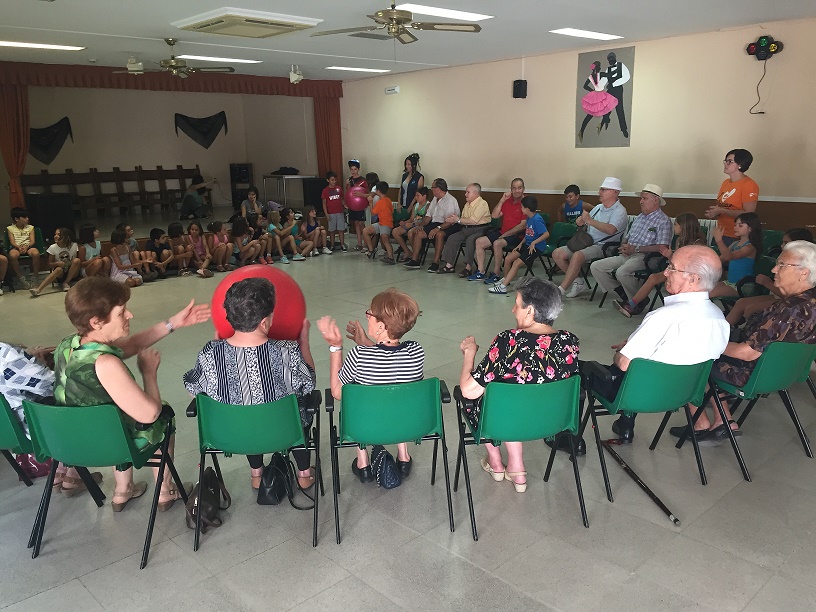 Los pequeños del Tiempo Guay comparten en Alcázar juegos con los mayores del Aula Activa en el ‘Día de los Abuelos’