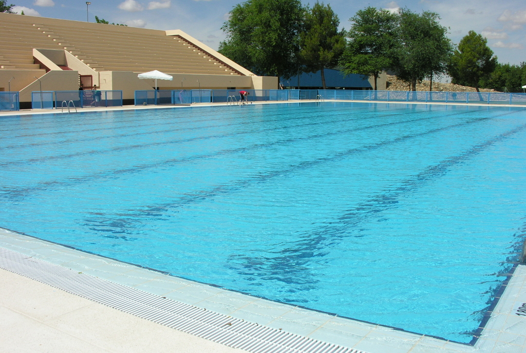 Mas de 1.000 personas disfrutan como un jabato en la piscina municipal de Tomelloso
