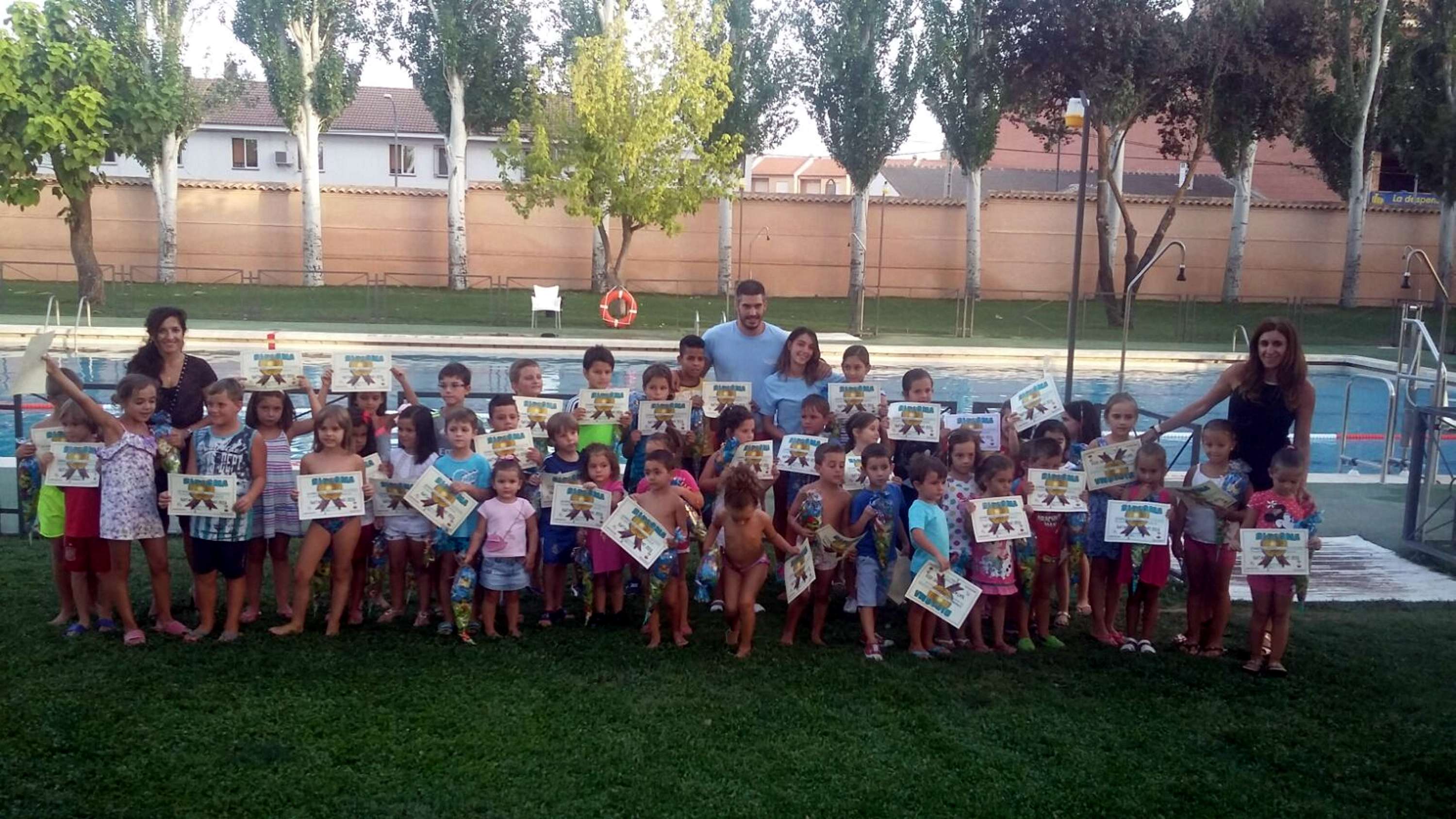 El Ayuntamiento de Carrión premia el esfuerzo de los 70 niños y niñas que han asistido a natación este verano