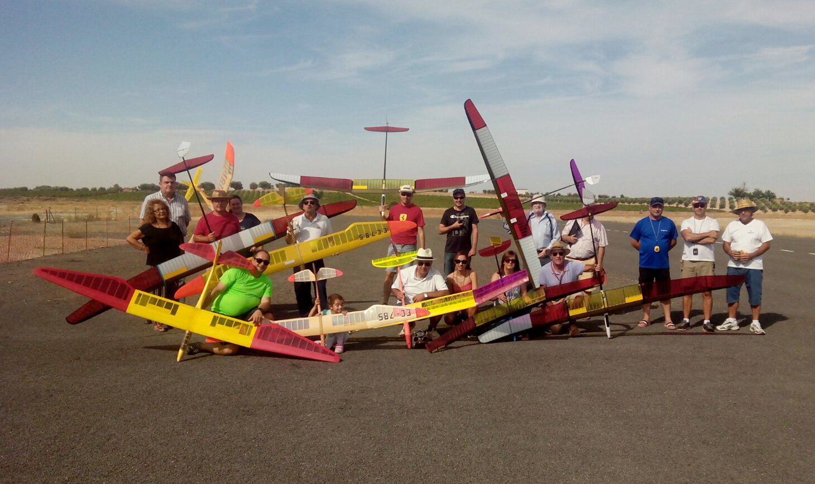 Pericia sobre el aire en el torneo de veleros del Club de Aeromodelismo Daimiel