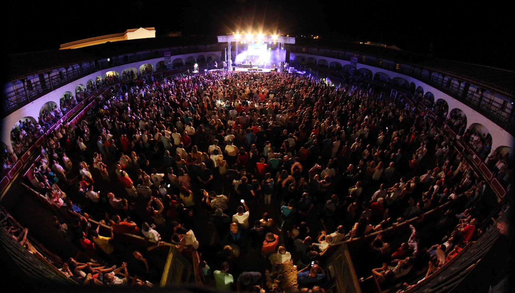 La plaza de toros de Almadén registra un aforo completo en el concierto de Medina Azahara