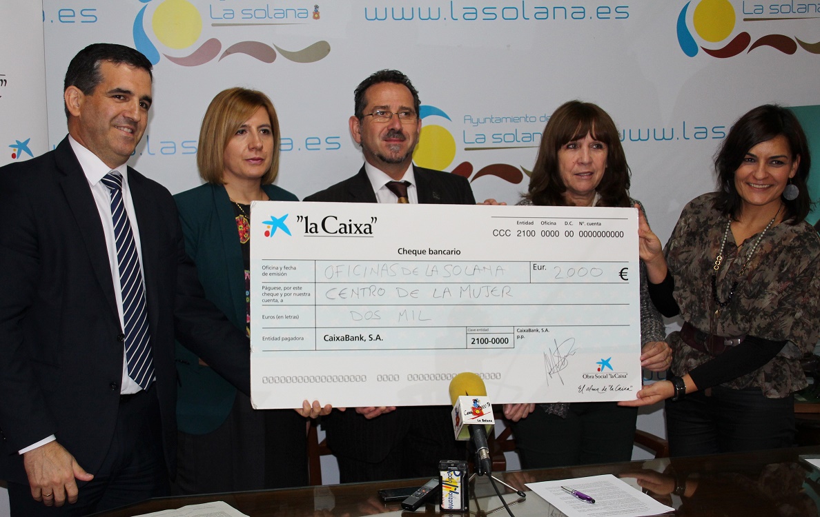 La Caixa entrega 2.000 euros al Centro de la Mujer de La Solana para un proyecto de prevención de violencia de género