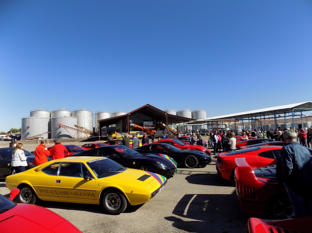 Numeroso público en la concentración de Ferrari en la Cooperativa Cristo de la Vega de Socuéllamos