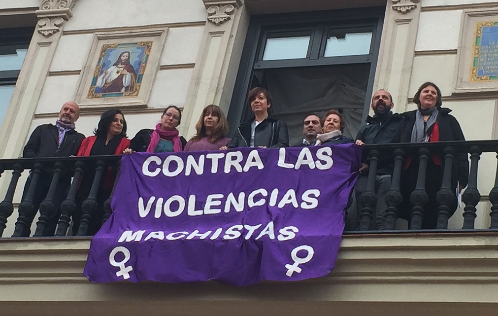 La Plataforma del 7N vuelve a colgar la pancarta contra las violencias machistas en el balcón del Ayuntamiento de Alcázar
