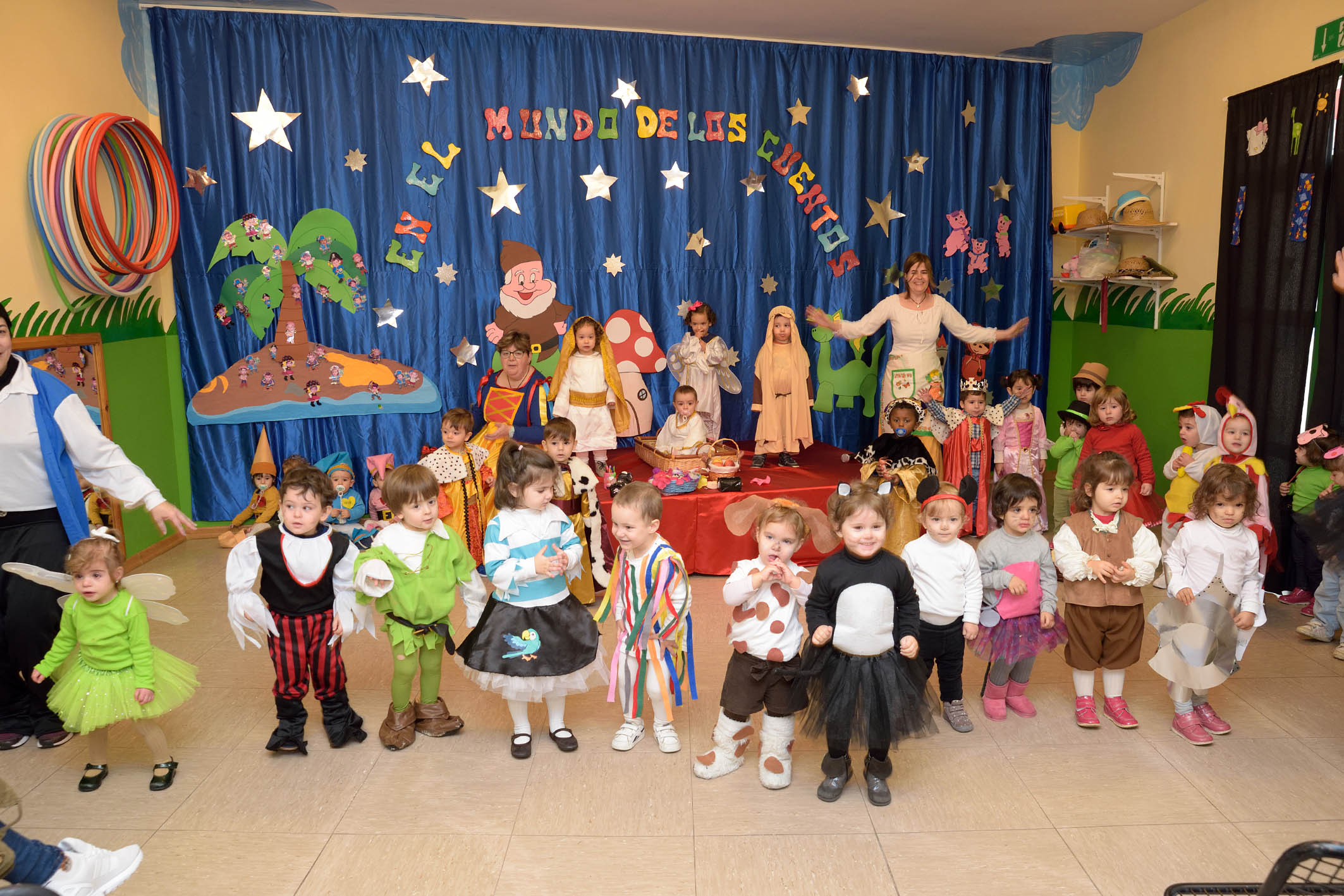 Cuentos y villancicos en la fiesta de Navidad de la Escuela Infantil “Alba”