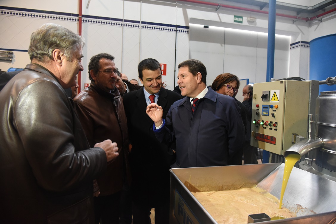 El presidente regional visitó la almazara de la Cooperativa Santa Catalina de La Solana