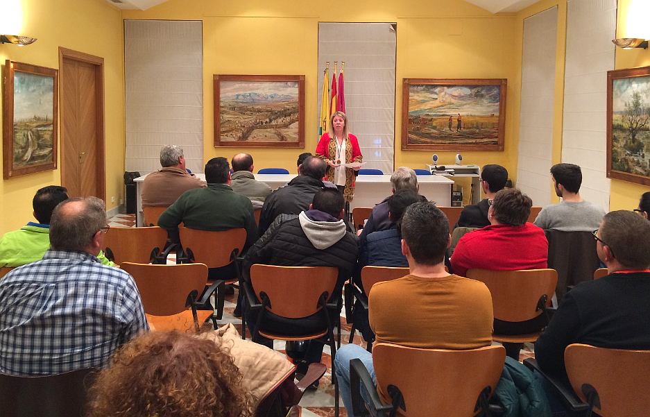 La alcaldesa se reúne con los primeros aspirantes a voluntarios de la Agrupación de Protección Civil de Tomelloso