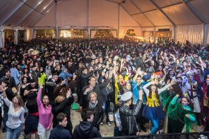 La Carpa Municipal llena para disfrutar de la música y las actuaciones