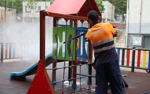 El Ayuntamiento de Getafe ha iniciado una campaña de limpieza especial de todas las áreas infantiles del municipio