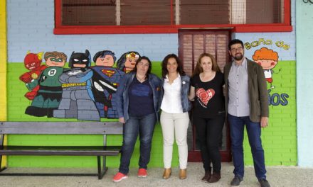 Madres y padres del colegio Severo Ochoa de Getafe pintan varios murales para decorar el patio