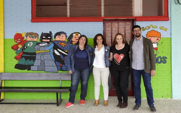 Madres y padres del colegio Severo Ochoa de Getafe pintan varios murales para decorar el patio