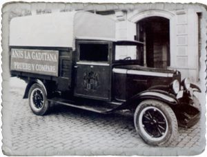 Una de las primeras camionetas de reparto de la empresa.