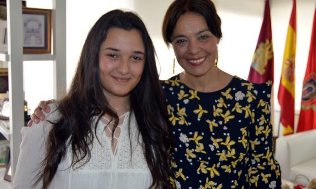 Pilar Zamora entrega el primer pañuelo de yerbas de la Pandorga 2017 a Rocío Aguilar