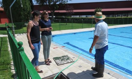 La piscina municipal de Manzanares estrena baldosas antideslizantes