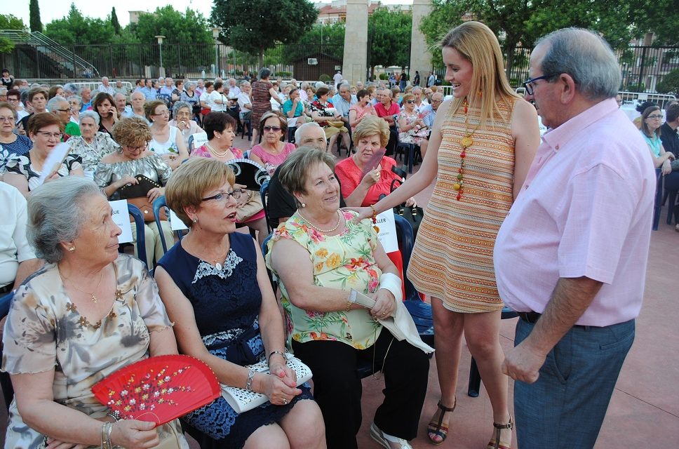 Los mayores del Centro del Lucero celebran las Fiestas de San Juan en Valdepeñas