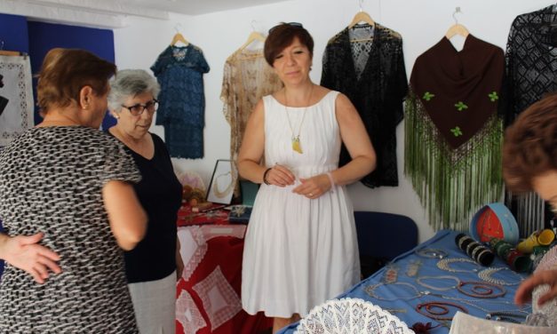 Las Encajeras del Torreón exponen los trabajos realizados durante el curso en la Plaza de España de Alcázar