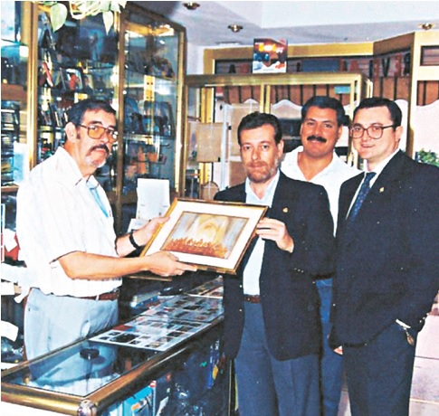 Recibiendo un cuadro de la Santa Cena, de manos del presidente de la Hermandad, en el año 1993