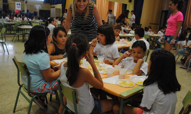 La Escuela de Verano Municipal finaliza esta quincena con un desayuno saludable