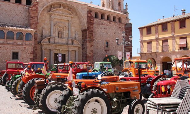 Una veintena de tractores antiguos tomaron la Plaza Mayor