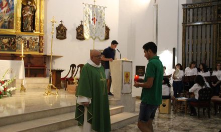 Los jóvenes y el coro de Santa María protagonizaron el segundo día del triduo a Santiago