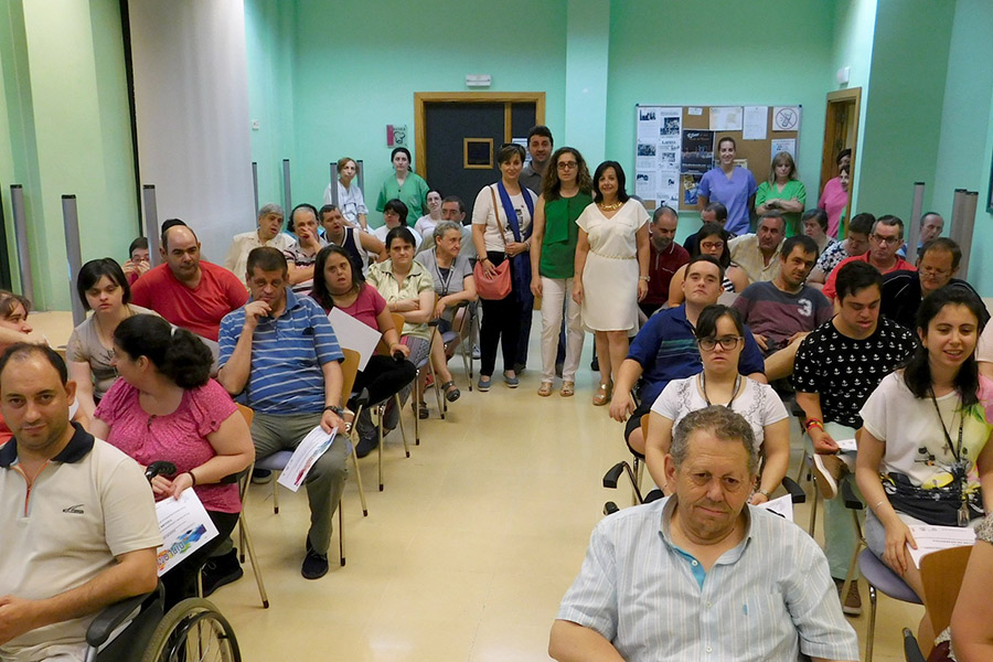 Los usuarios del Centro Ocupacional Azuer reciben sus diplomas de informática