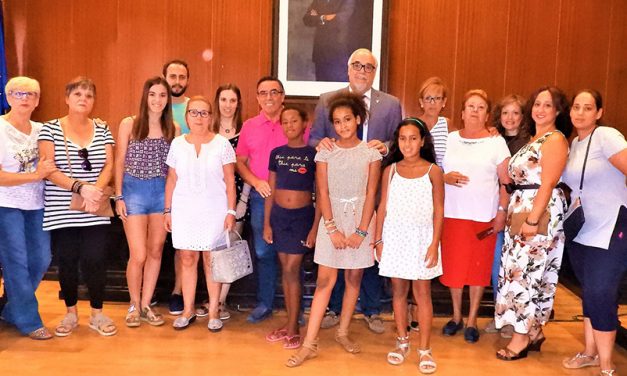 El alcalde recibe a las niñas saharauis y familias acogedoras participantes en el Programa “Vacaciones en Paz”