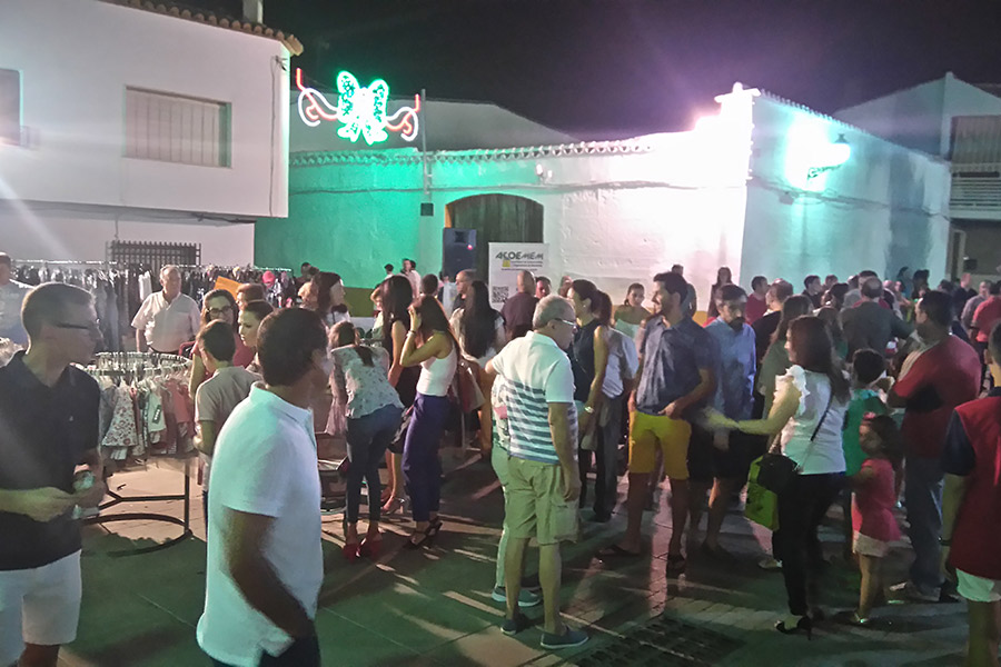 Los comerciantes y empresarios de Membrilla celebran la primera Noche Blanca