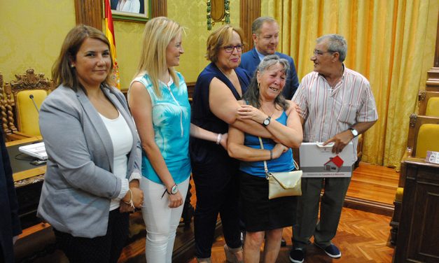 Siete familias de Valdepeñas reciben viviendas de alquiler social
