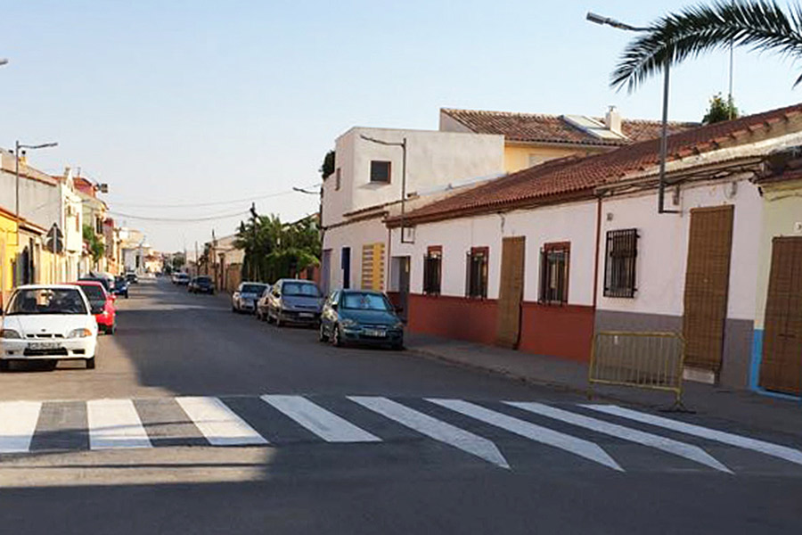 El Ayuntamiento realiza cerca de 200 intervenciones al año pintando pasos de peatones y señalización horizontal