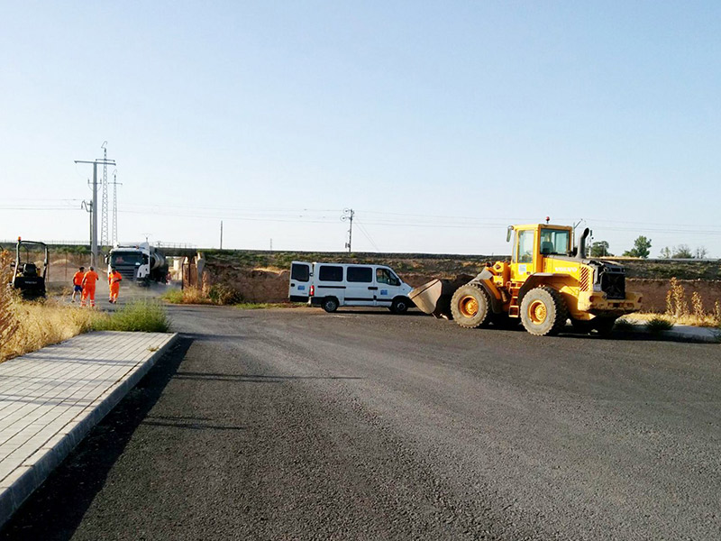 La concejalía de Agricultura inicia el rebacheo de los caminos asfaltados