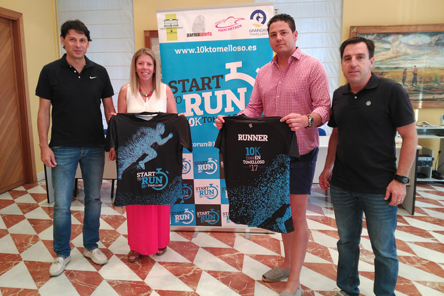 La alcaldesa de Tomelloso recibe la camiseta oficial del Programa Start to Run que culminará con el 10K CorreEnTomelloso