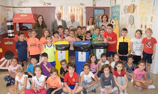 Jiménez entrega contenedores de reciclaje en los centros educativos de Argamasilla de Alba