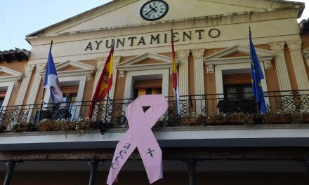 Desplegado en el Ayuntamiento el lazo rosa contra el cáncer de mama