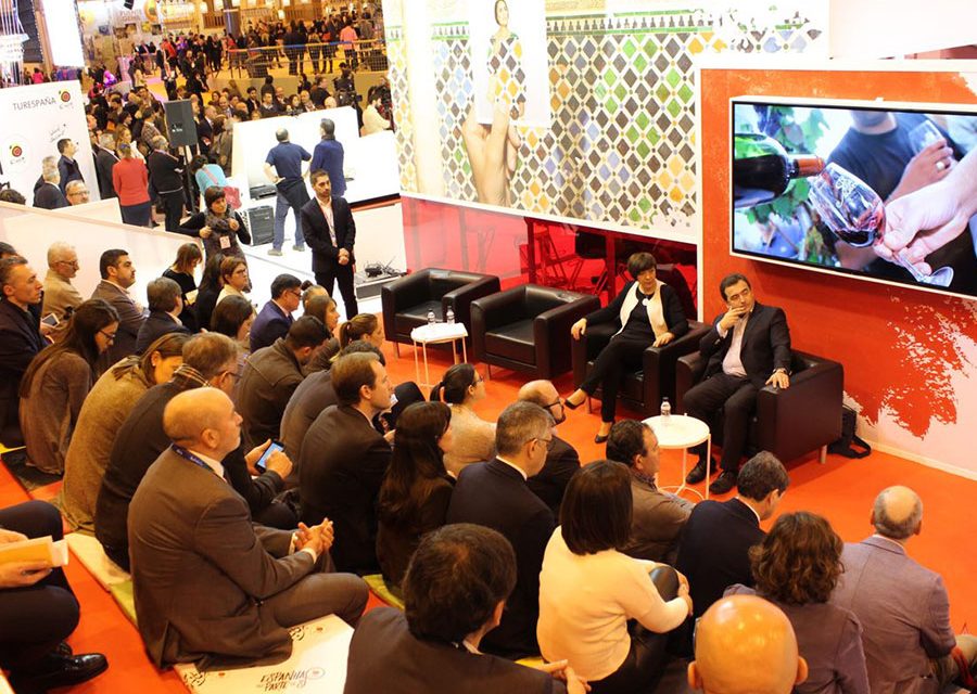 La presidenta de ACEVIN presentó en FITUR el producto enoturístico “Rutas del Vino de España”