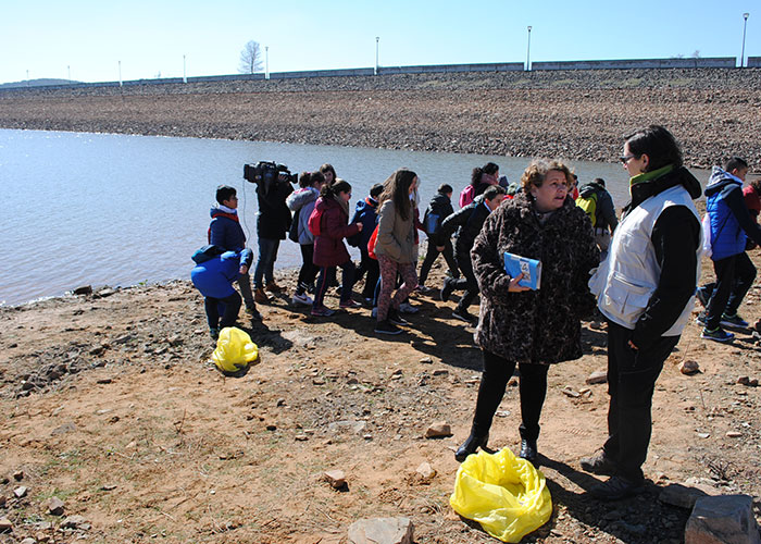 Escolares participan en una batida de limpieza en La Cabezuela para concienciar sobre la basura y los entornos naturales
