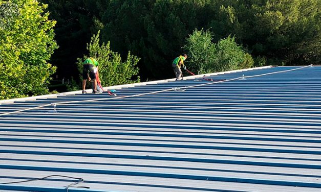 El Ayuntamiento lleva a cabo la impermeabilización de la cubierta del Pabellón Municipal