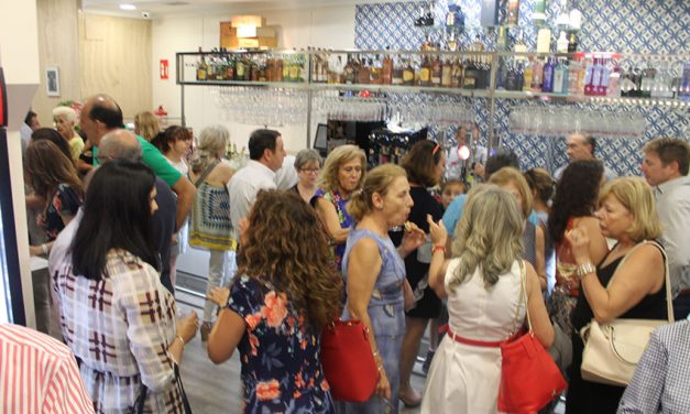 Alquimia inaugura su nuevo local en la calle Tinte, 3, rodeado de muchos clientes y amigos