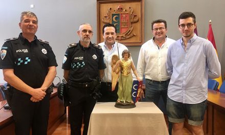 El Ayuntamiento regala a la Policía Local una imagen de un ‘Ángel Custodio’ con motivo de la festividad de su patrón