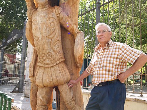Francisco Ortega Fernández ‘devuelve la vida’ de un viejo olmo con una gran talla sobre Quijote y Sancho