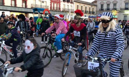 Los disfraces de Carnaval se suben a la bicicleta en la Ciclalgata