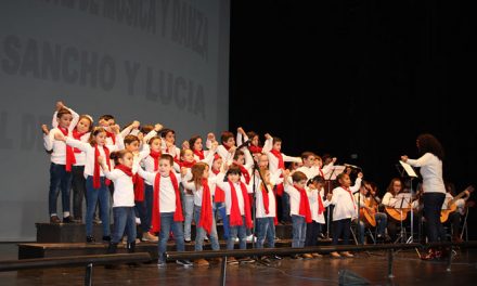 Lleno en el Teatro ‘Tomás Barrera’ con el Festival de Navidad de la Escuela de Música y Danza